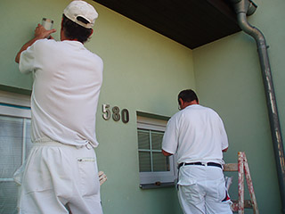 Olepování oken a zakrývání před nátěrem fasády
