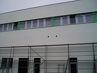 Stavba lešení pro nátěr fasády haly