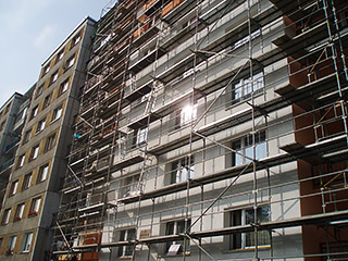 Nátěr fasády panelového domu po zateplení polystyrenem v rámci programu Zelená úsporám