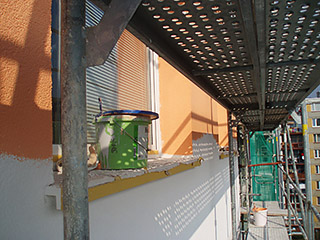 Nátěr fasády panelového domu po zateplení polystyrenem v rámci programu Zelená ús